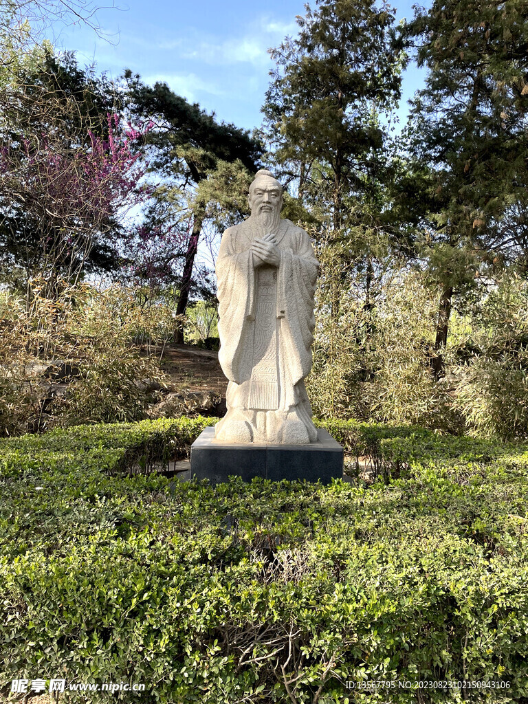 清华大学近春园里的孔子雕像