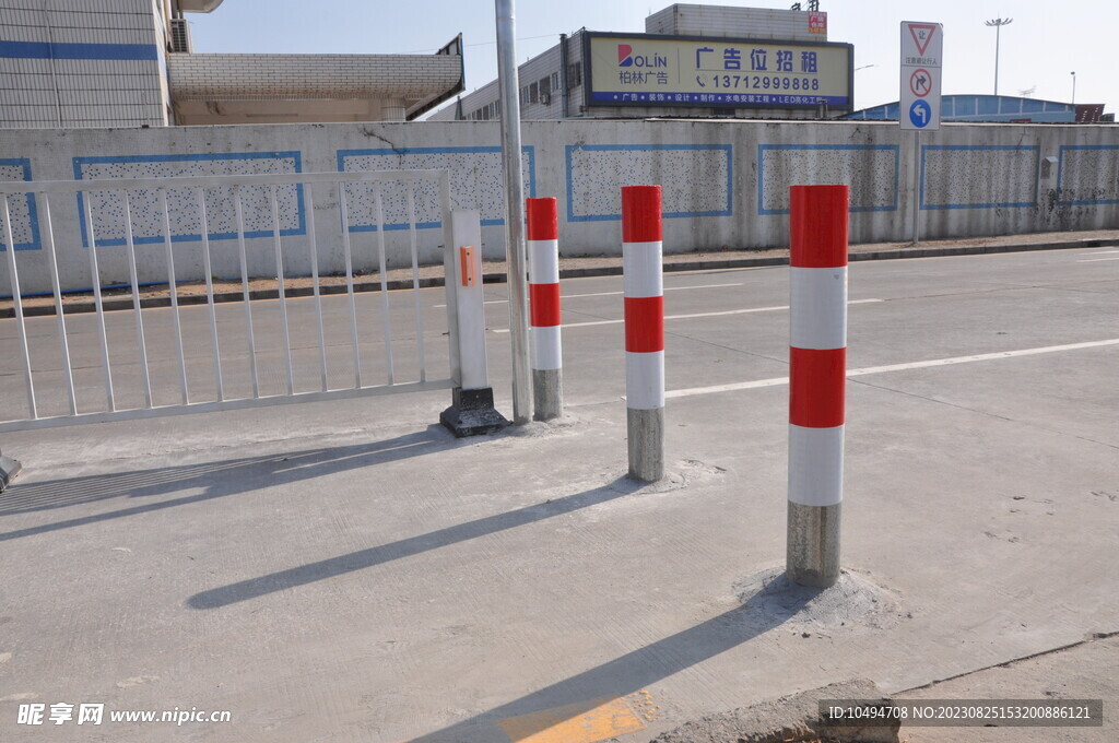 交通护栏与人行道防撞墩