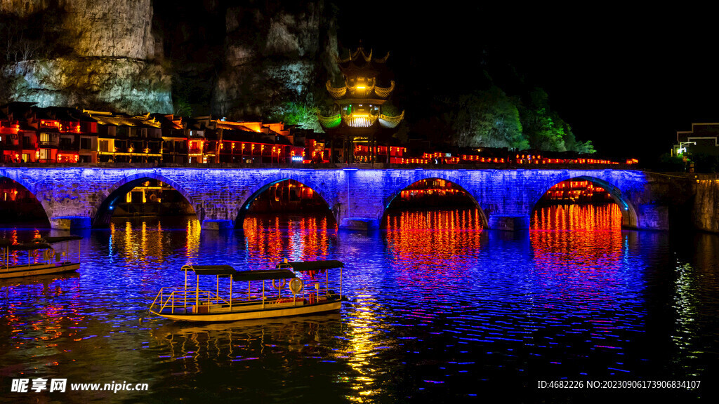 贵州镇远祝圣桥魁星楼游船夜景
