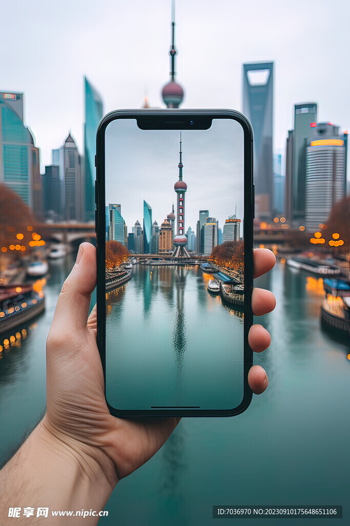 手持手机拍摄上海风景