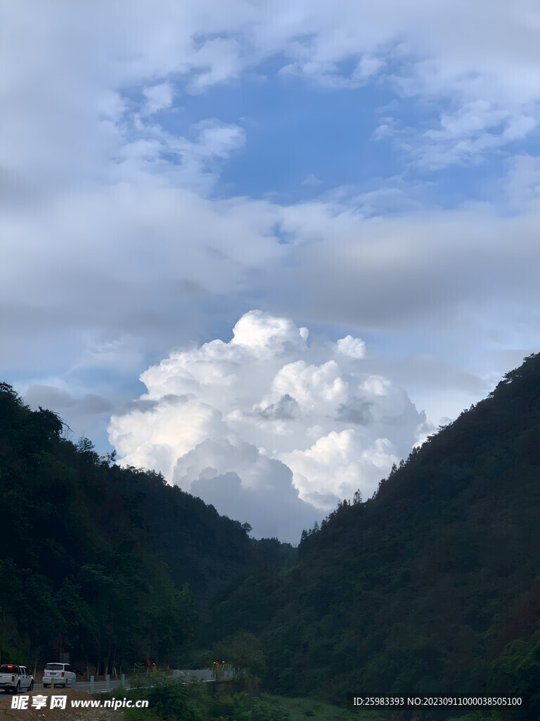 山頂?shù)陌自? />
                            </div>
                    </div>
                </div>



                <div   id=