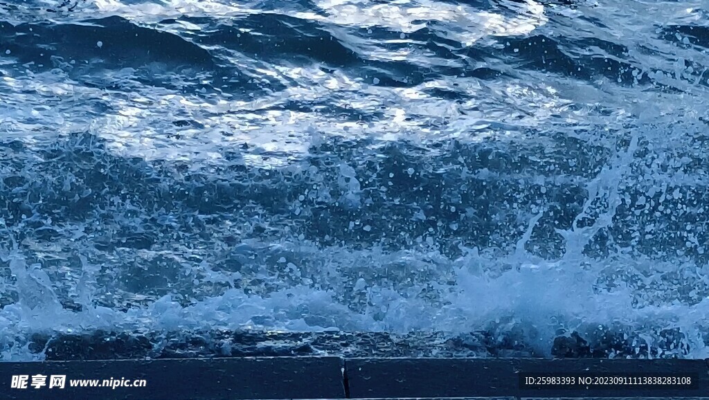 海浪拍岸