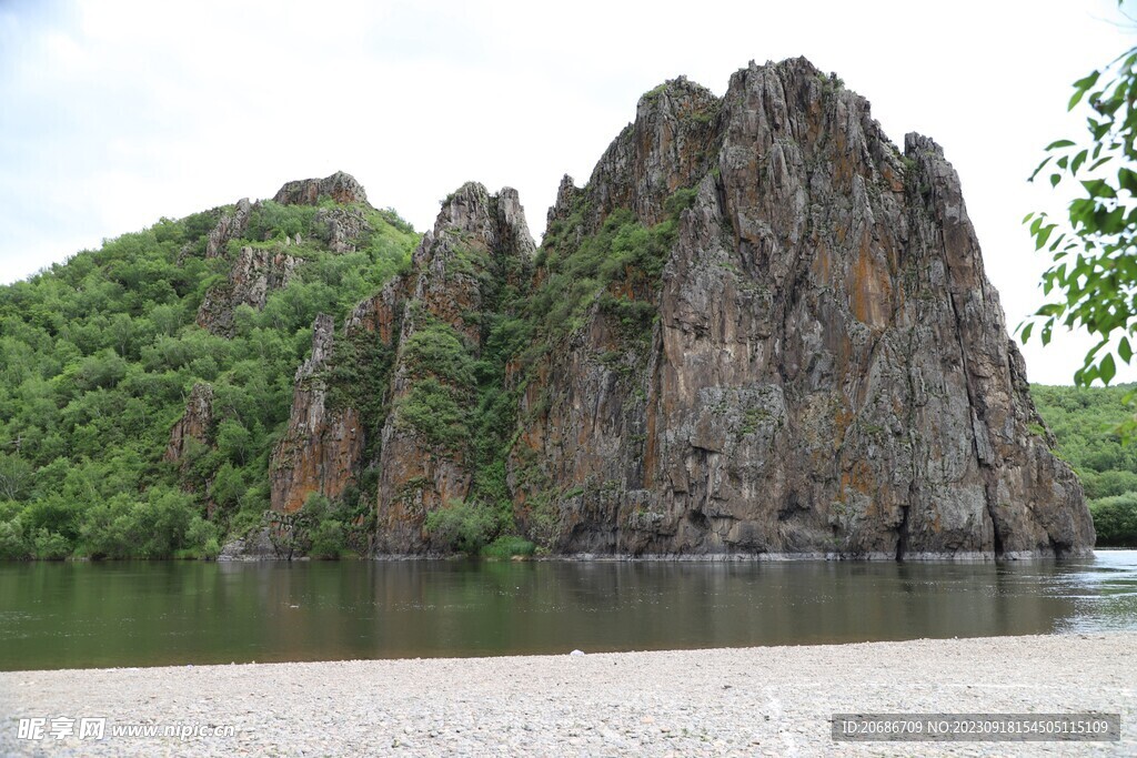 山峰綠樹