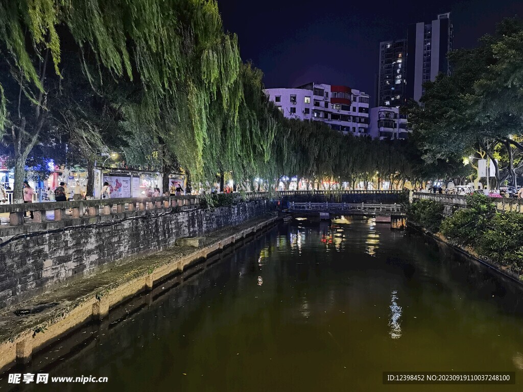 城市河道夜景