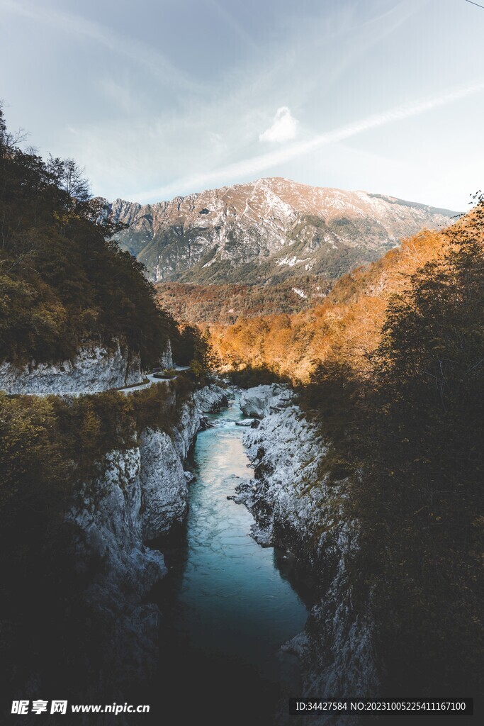 山間溪流