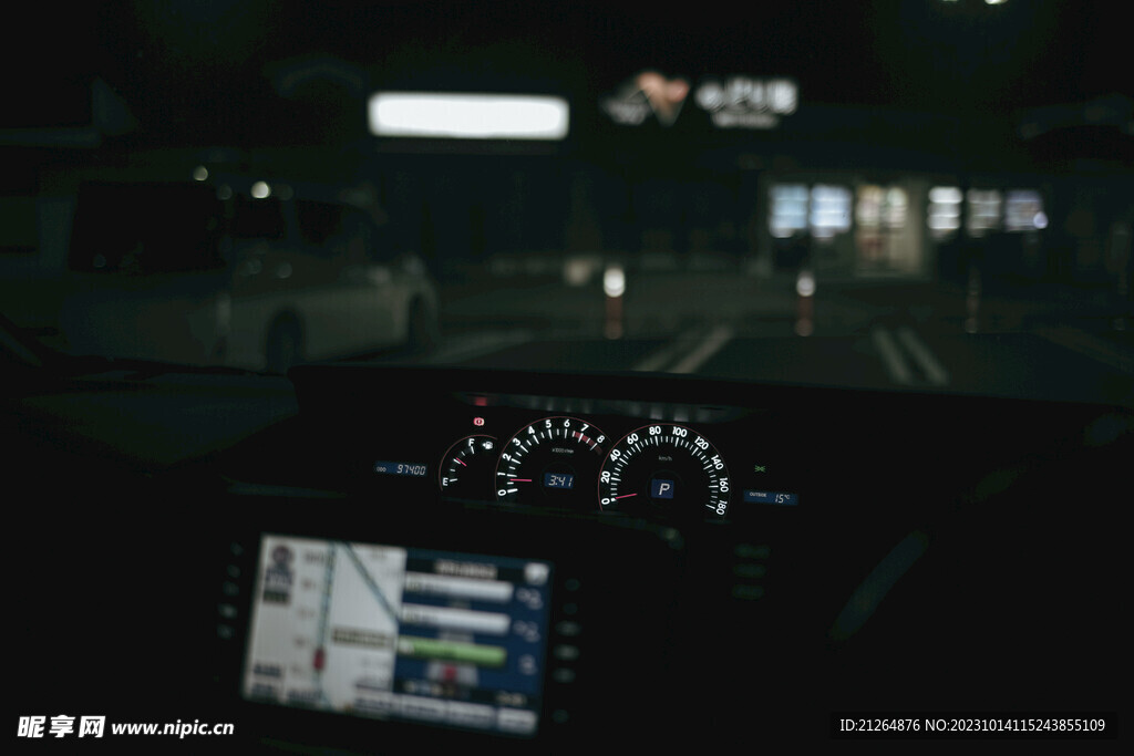城市夜晚的道路