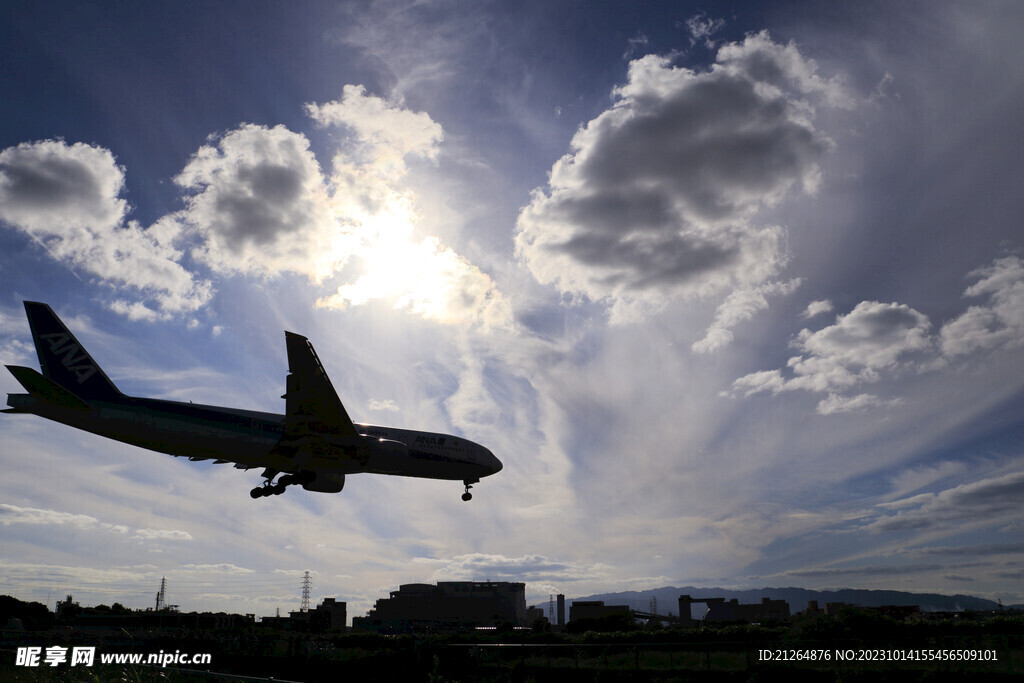 低空下的飛機