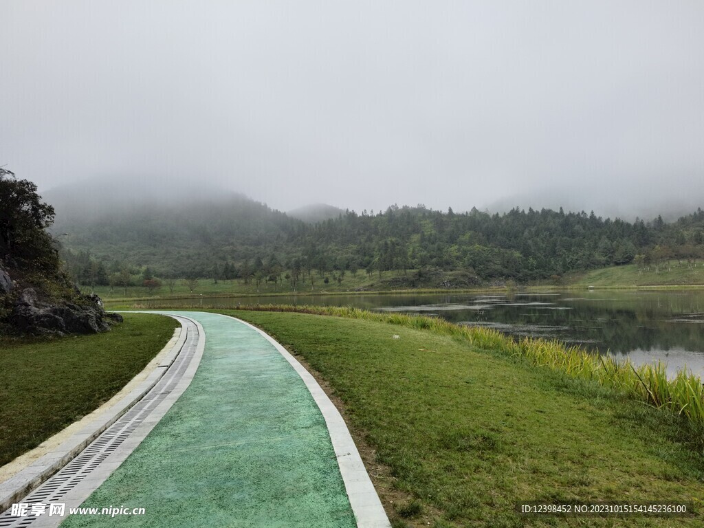 湖邊彩色步道