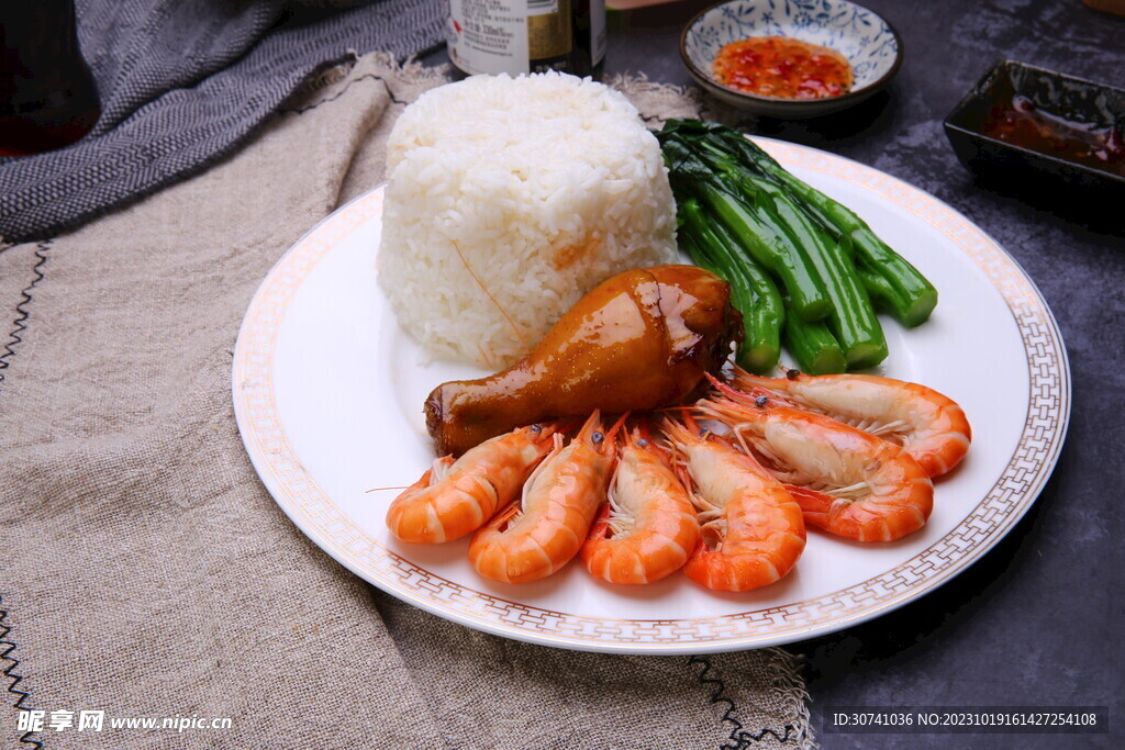 一盘大虾鸡腿饭