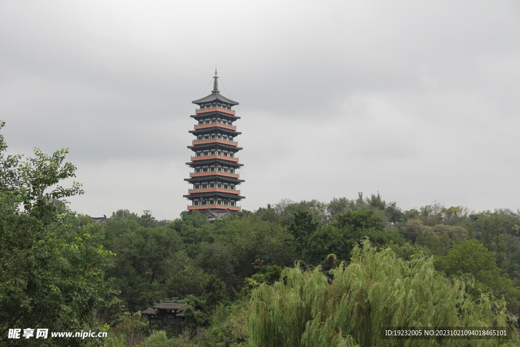 公園遠方塔