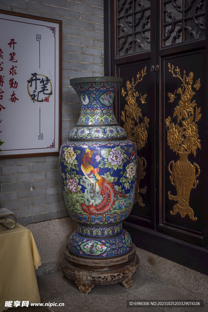 余荫山房里的装饰彩绘大花瓶