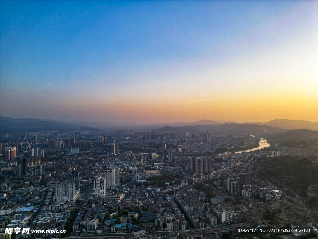 航拍城市清晨晨曦风景