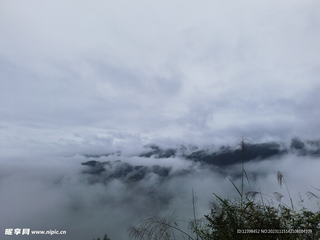 山峰云海美景