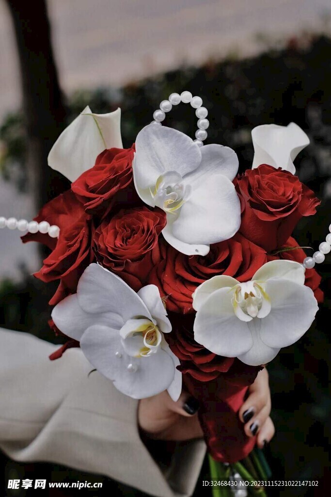手拿小花
