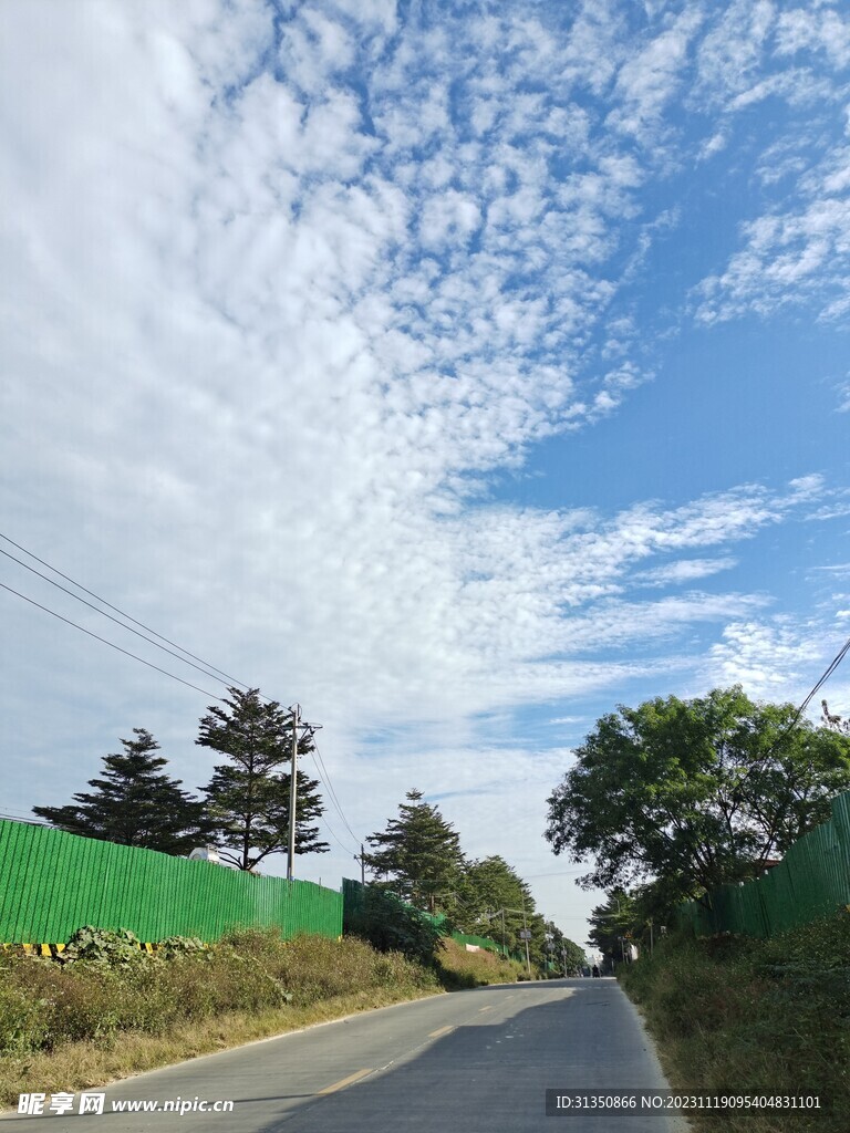 乡村公路的蓝天白云