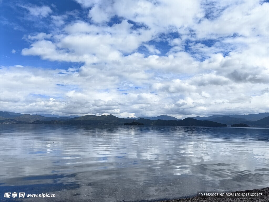 泸沽湖 蓝天白云