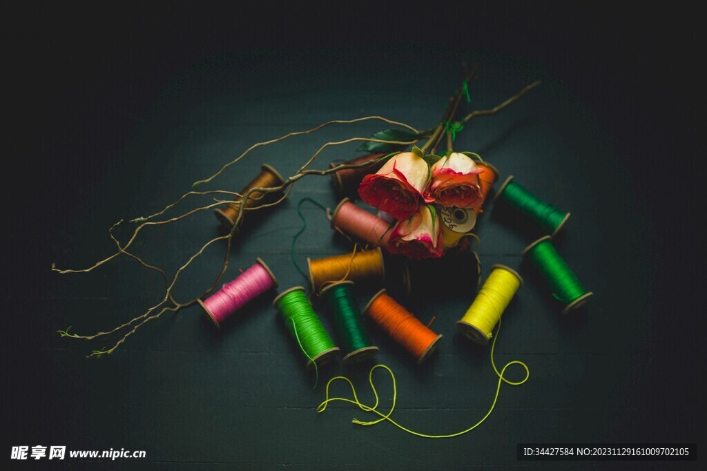 彩色线筒和玫瑰花
