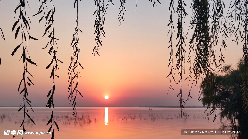 夕阳下的白龟湖