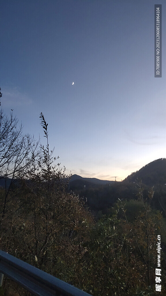 山中月光下風(fēng)吹枯草夜景