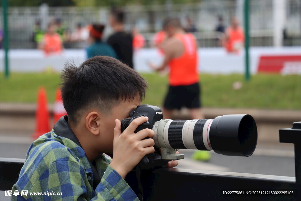 广州马拉松小孩摄影师