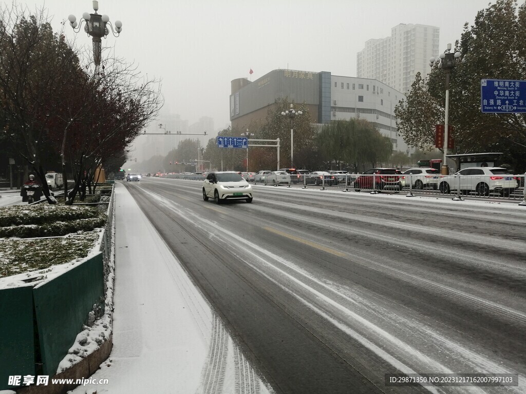雪中的城市街道