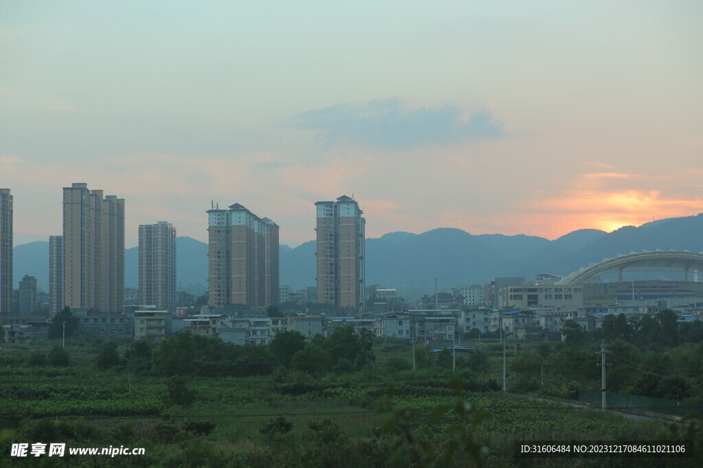 夕阳 楼房 天空