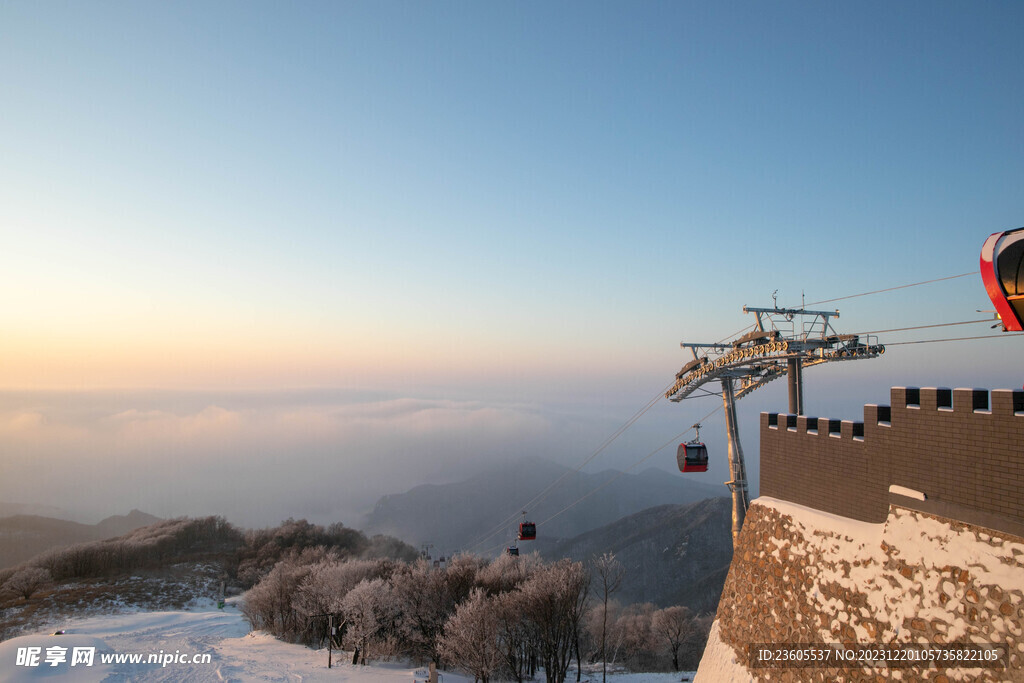 滑雪场缆车