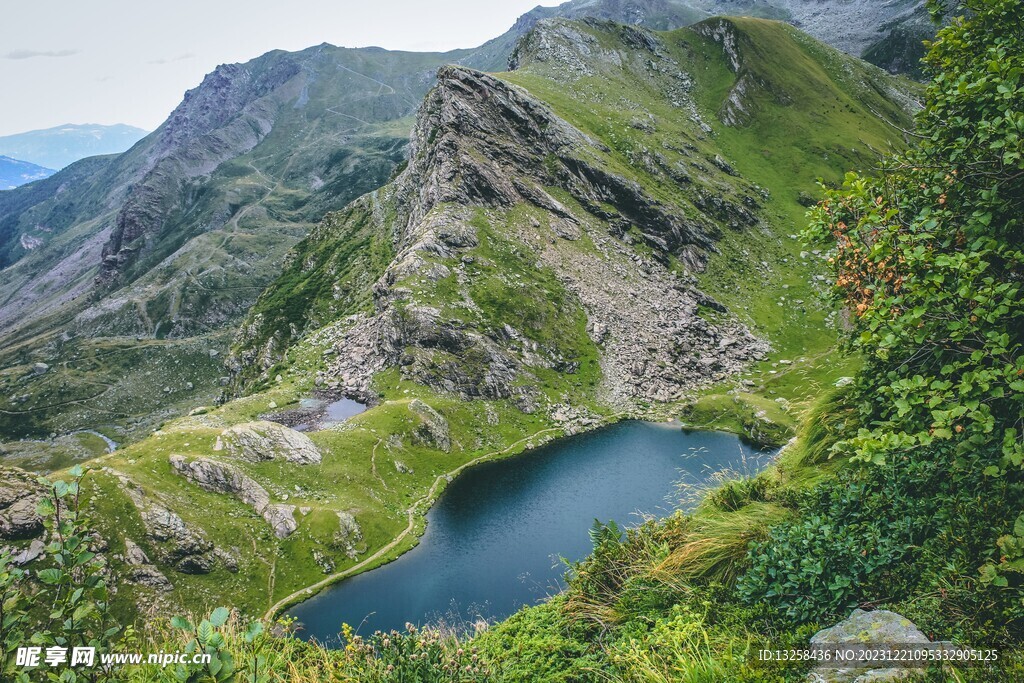 山間湖泊