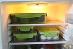 很多保鲜盒在冰箱中