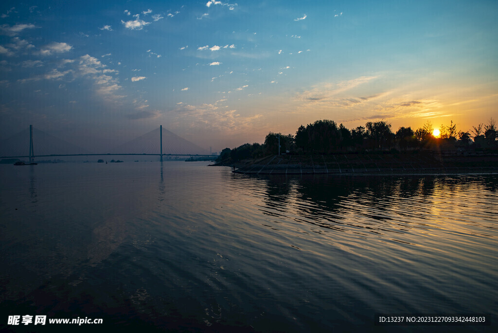 南京八卦洲大桥公园看日出