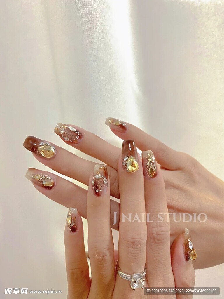 美甲美拉德色