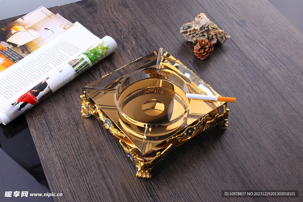 金色透明玻璃烟灰缸