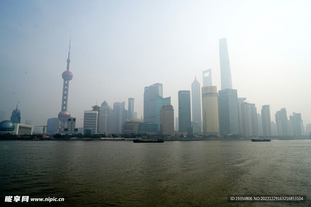 雾中的上海浦东建筑