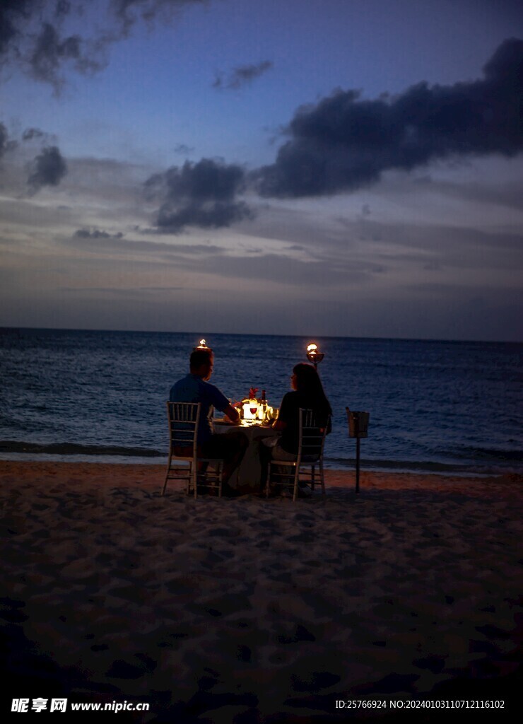 海边情侣晚餐