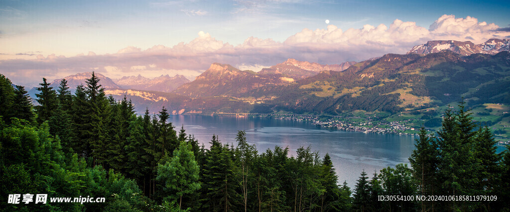 美麗湖泊山峰森林風(fēng)景圖片