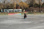 冬季公园冰面滑冰车