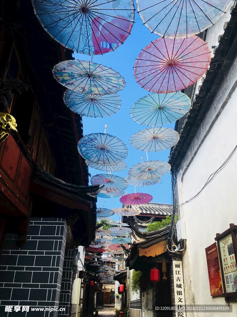 丽江街道的空中花雨伞