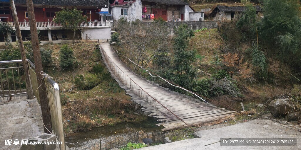 农村铁锁吊桥