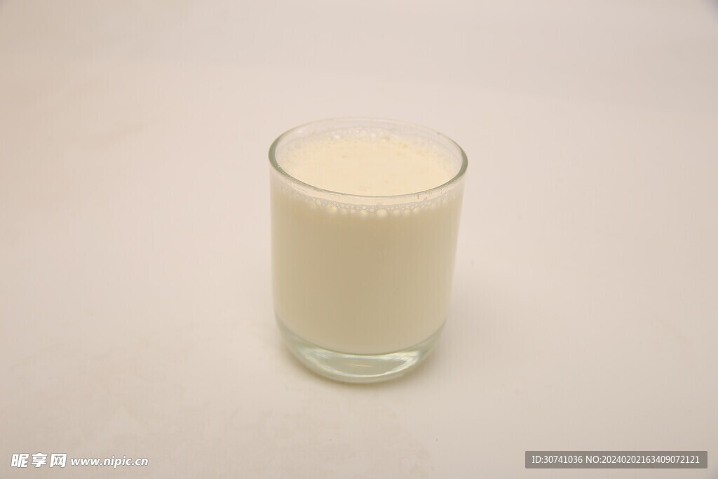 杯装牛奶