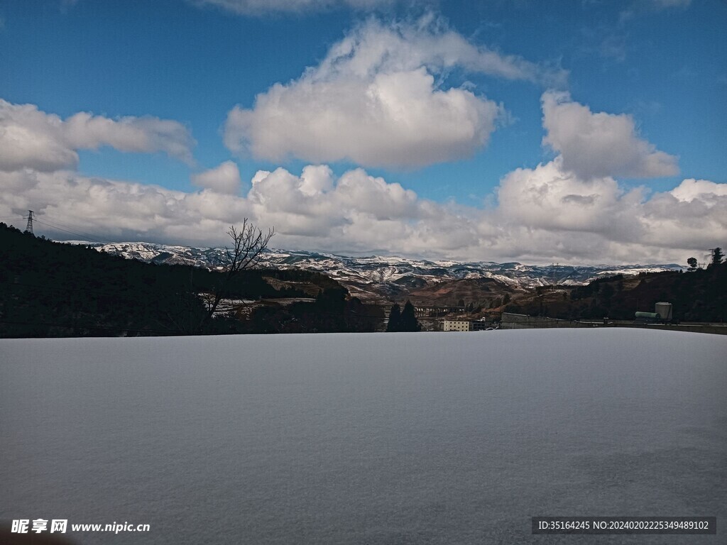 晴空下的白雪