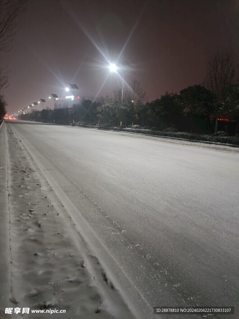 白雪下马路夜景