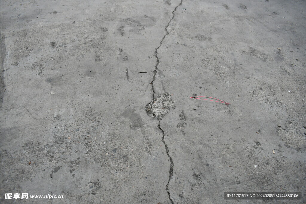 深圳工业园区开裂的水泥地面