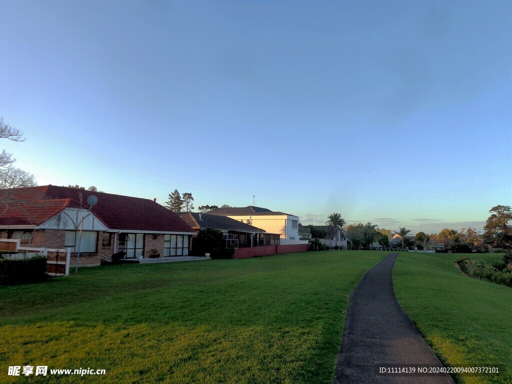 傍晚海滨小镇风景