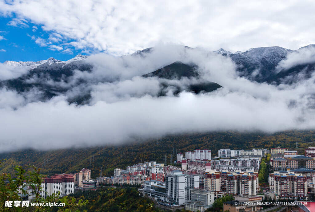 雪山下的康定城