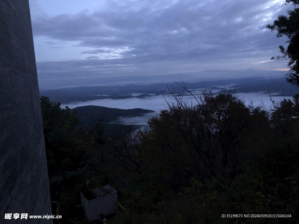 攀登山頂 