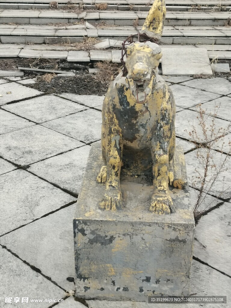 残旧雕像狗