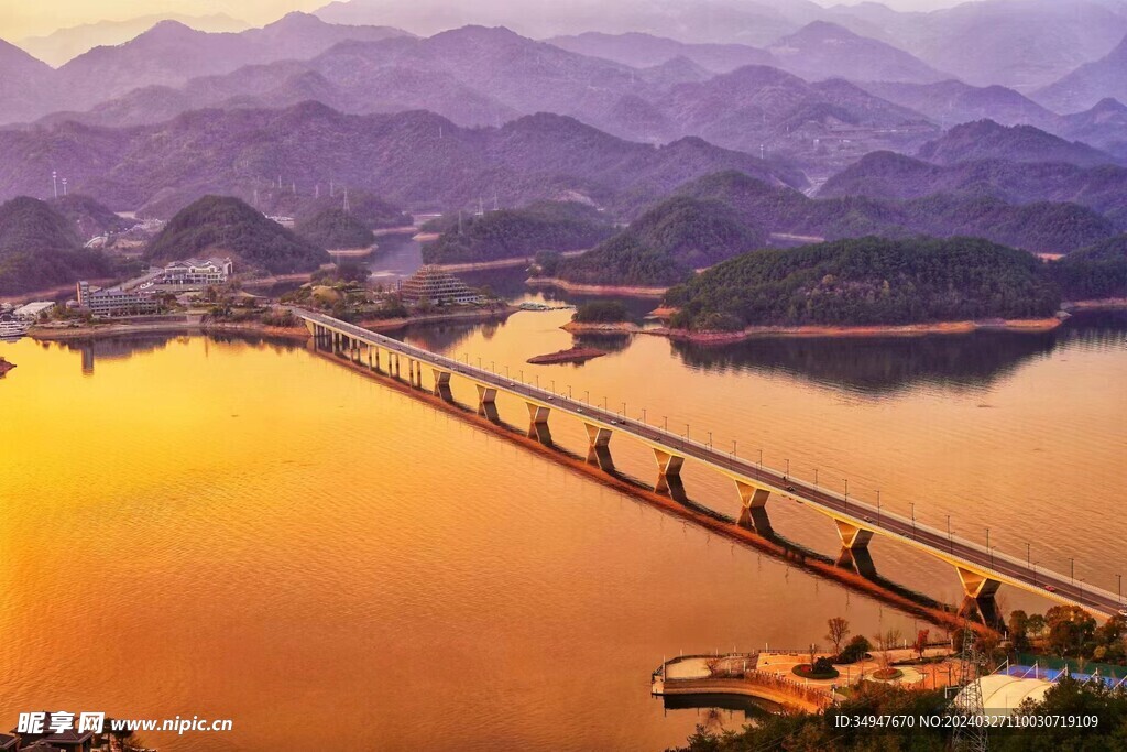 云山 河水上的大橋