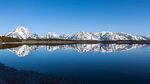 湖邊雪山