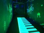 绿色发光地板钢琴