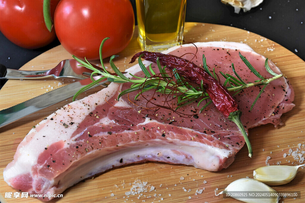 木桌上的生肉圖片